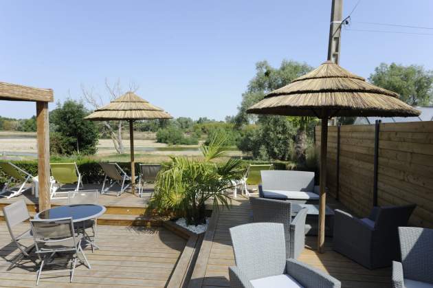 Terrasse du snack vu sur Loire - Camping Centre Val de Loire